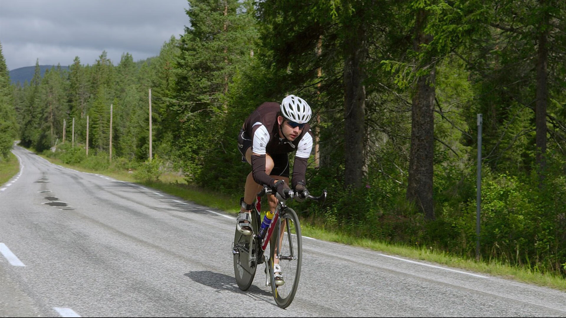 乔治·巴尔:全黑队中场的“核心人物”,每次传球都精准无误,确保进攻威胁不断